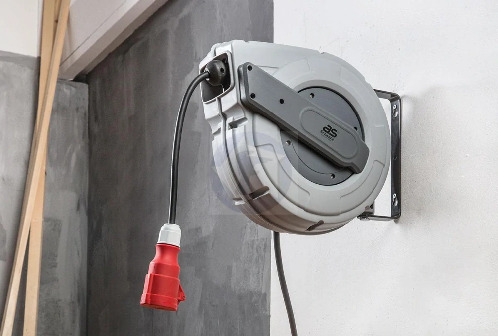 Automatický CEE káblový navijak IP44 na stenu (400 V)