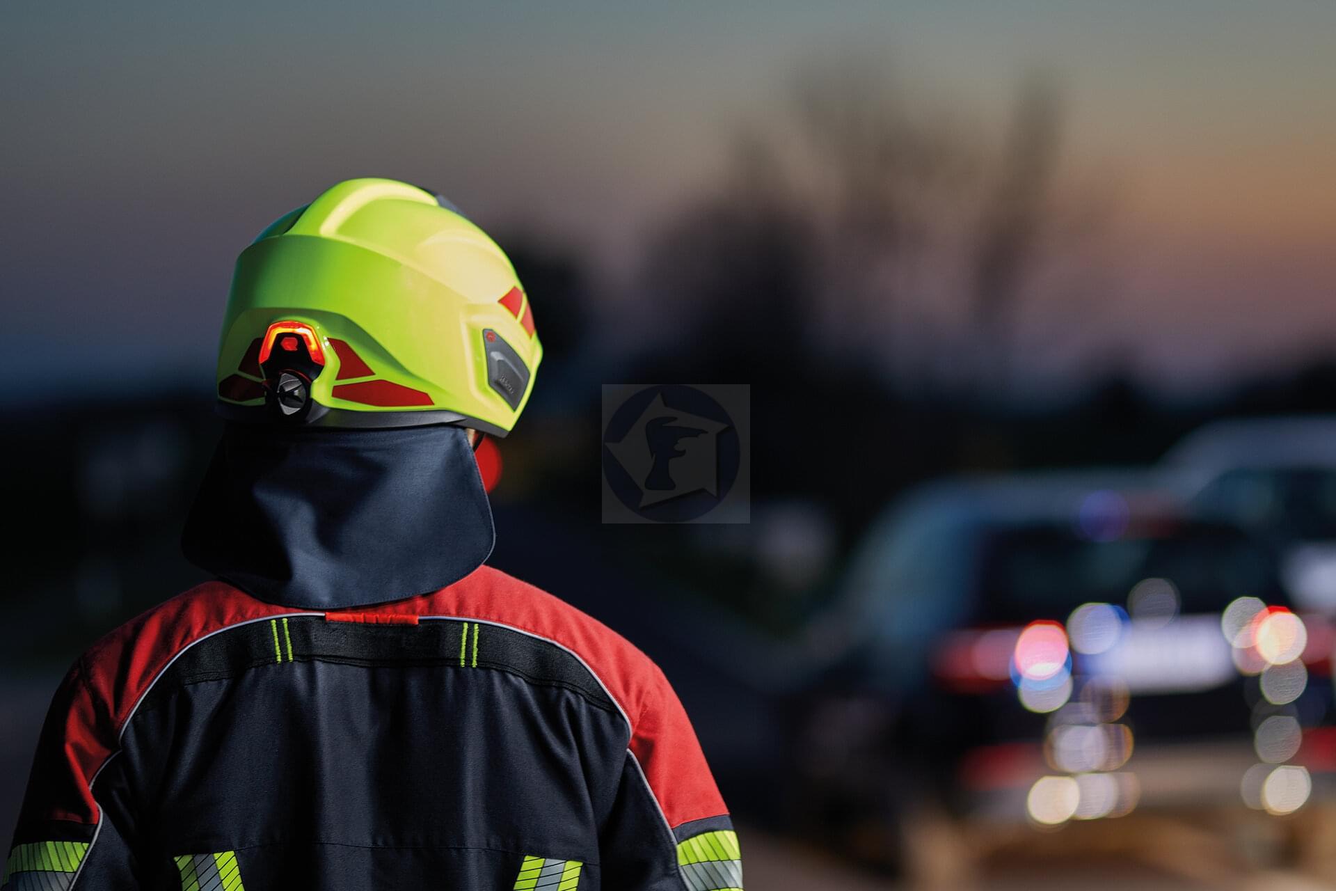 Zásahová prilba Rosenbauer HEROS H30- HI-VIZ fotoluminiscenčná - zlatý štít, zátylník, kandahár, tmavé okuliare, svietidlá, polepy