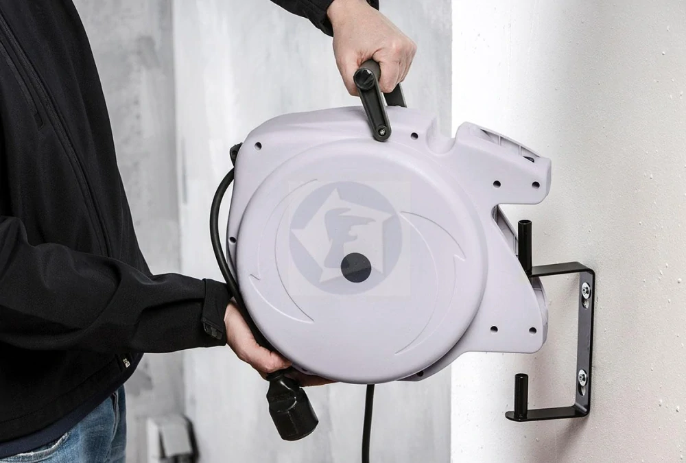 Automatický káblový navijak IP20 na stenu pre interiér (230 V, 15 m)