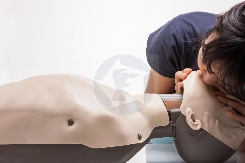 Resuscitačná figurína dospelého so zobrazovaním