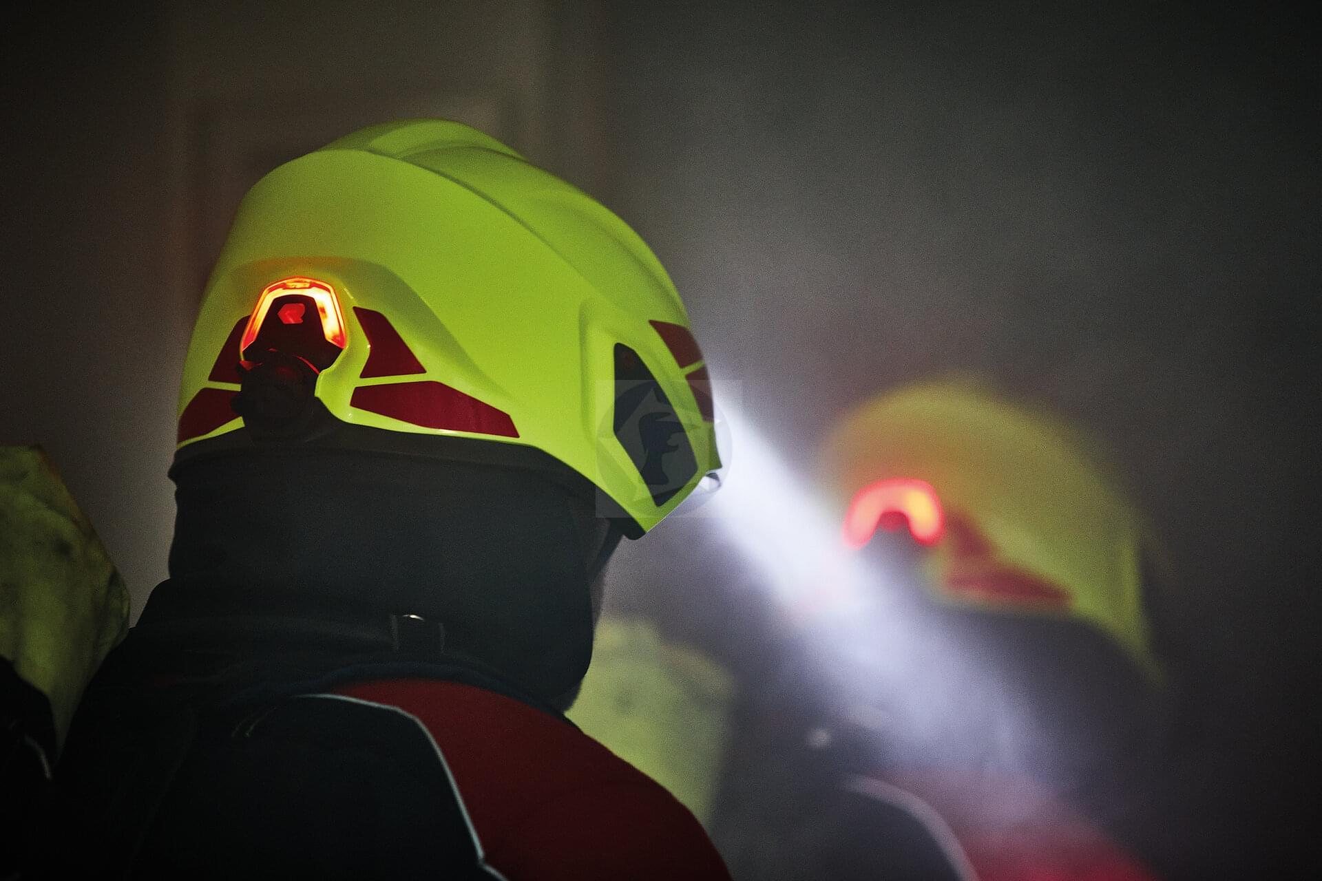 Zásahová prilba Rosenbauer HEROS H30- HI-VIZ fotoluminiscenčná - zlatý štít, zátylník, kandahár, tmavé okuliare, svietidlá, polepy