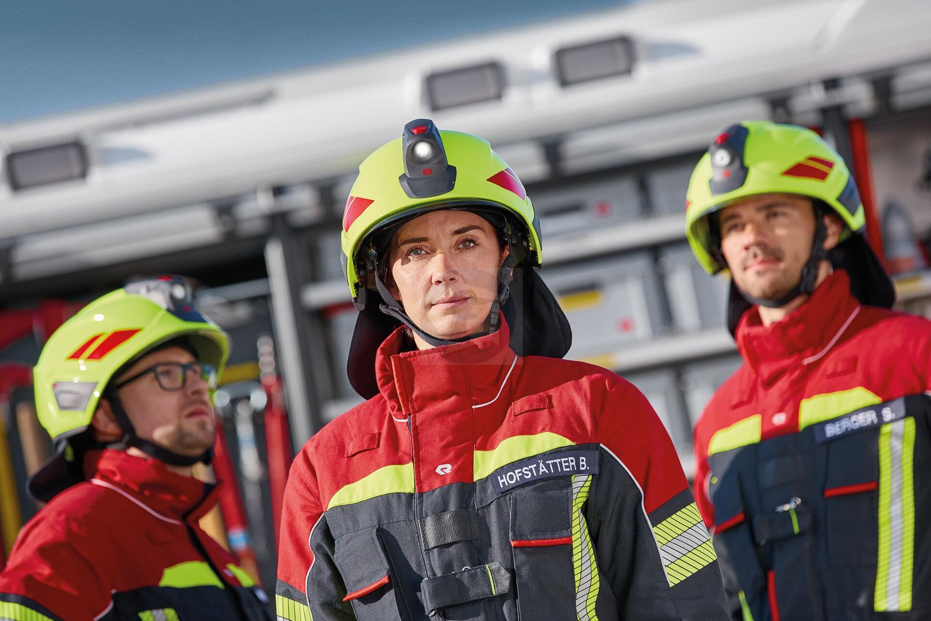 Zásahová prilba Rosenbauer HEROS H30- HI-VIZ fotoluminiscenčná - zlatý štít, zátylník, kandahár, tmavé okuliare, svietidlá, polepy