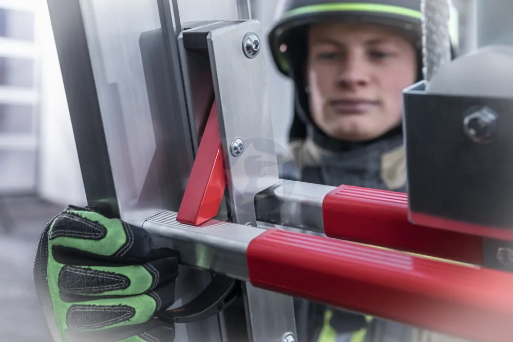 Hasičský výsuvný rebrík DIN EN 1147,2 dielny - 8,1 m, bez opory