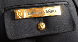 Kovová menovka k služobnej rovnošate